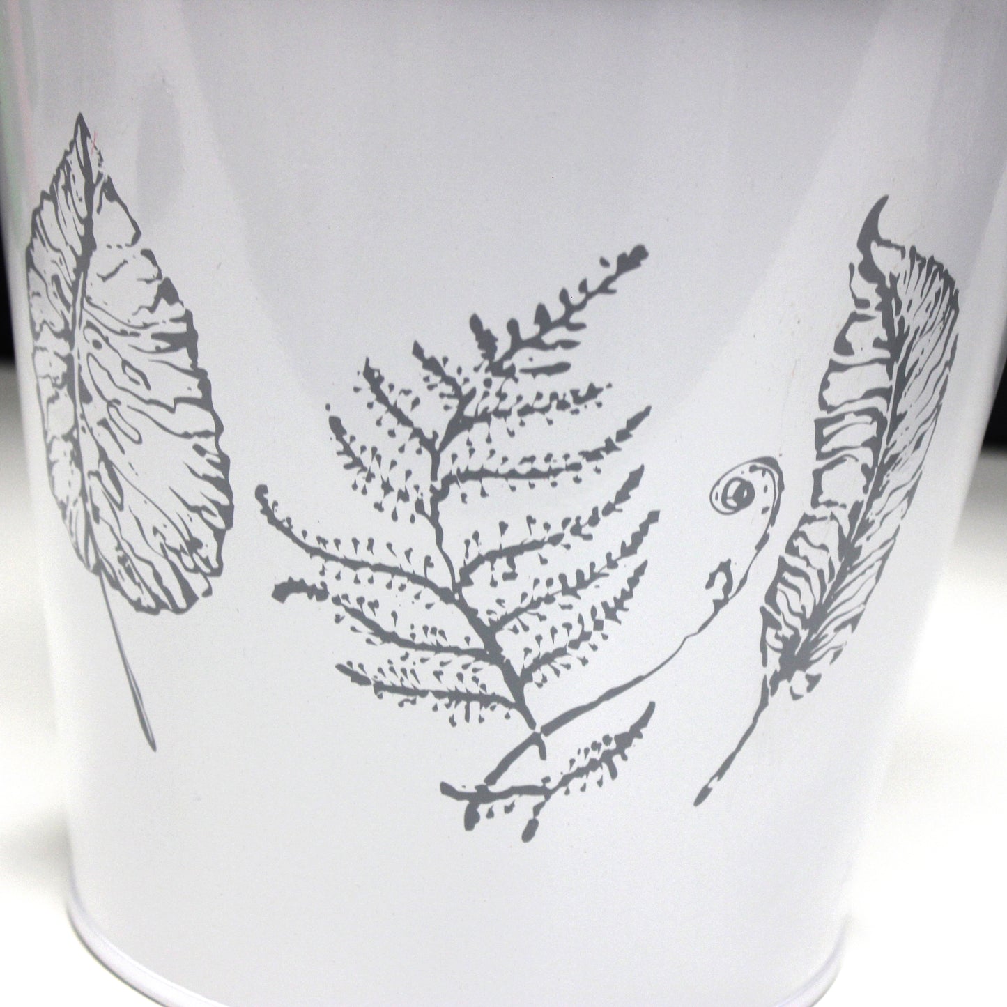 Garden Plant Pots and Planters with Leaf Prints, 7 Litres - 3 Colours Available
